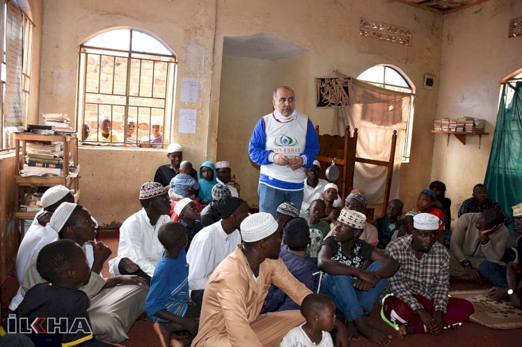 İHO EBRAR'dan Uganda'da medrese talebelerine nakdi yardım