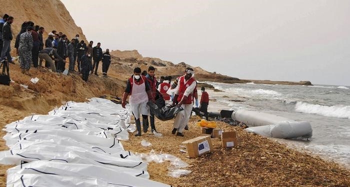 Libya açıklarında lastik botun batması sonucu en az 100 göçmen öldü