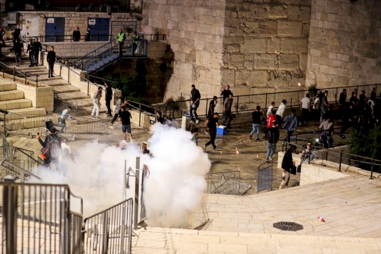 İşgalci İsrail polisinin Kudüs’te Filistinlilere müdahalesinde 105 kişi yaralandı