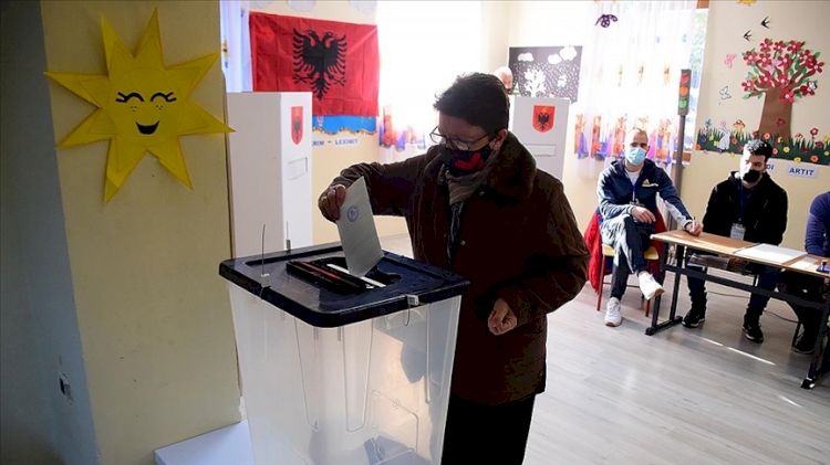 Arnavutluk'ta halk genel seçim için sandık başında