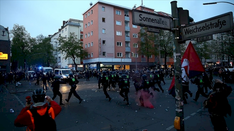 Berlin’deki 1 Mayıs gösterilerinde en az 93 polis yaralandı, 354 kişi gözaltına alındı