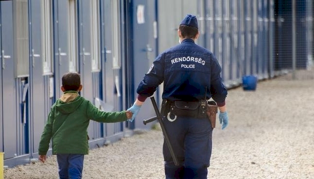 HRW: Fransız polisi refakatsiz çocukları sınırdan çevirerek uluslararası hukuku çiğniyor
