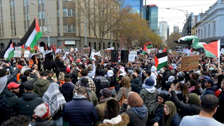 İşgalci İsrail'in Filistin'e yaptığı saldırılar Avustralya'da protesto edildi