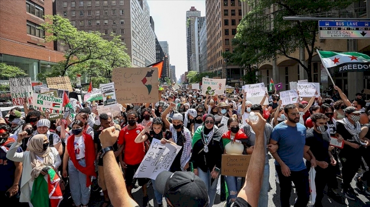 New York'taki İşgalci İsrail'in Başkonsolosluğu önünde Filistin'e destek gösterisi