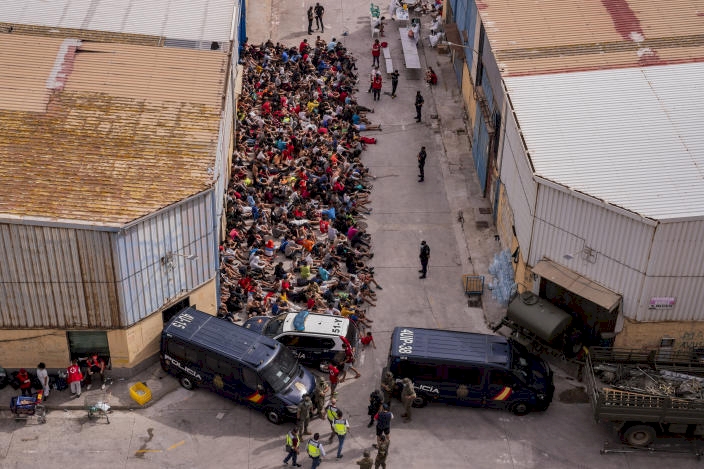 Ceuta'da yüzlerce göçmen çocuk, depolarda tutuluyor