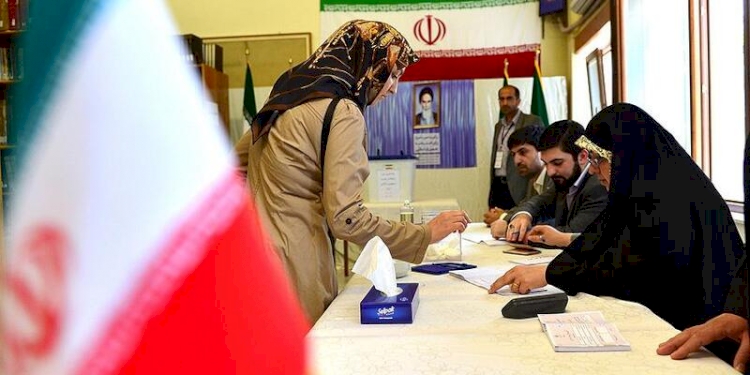İran'da cumhurbaşkanlığı seçimleri için aday olmak isteyen 592 kişiden sadece 7'si adaylık izni aldı