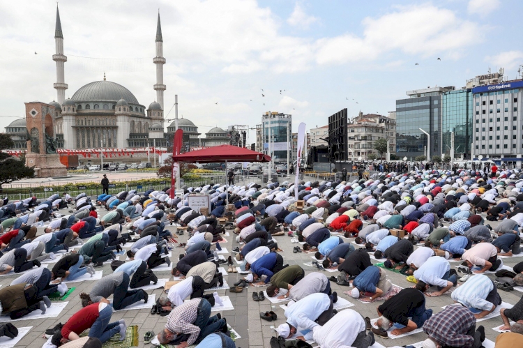 Taksim Camii ibadete açıldı