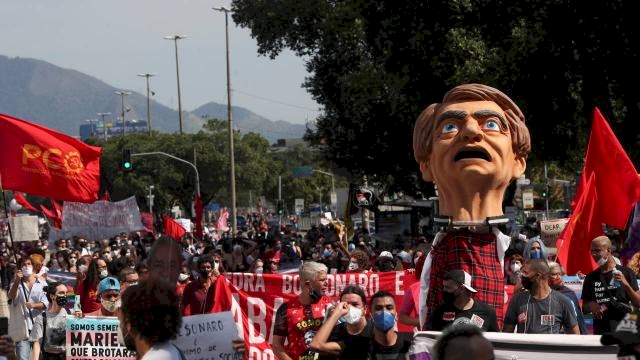 Brezilya'da binlerce kişi Bolsonaro'yu protesto etti