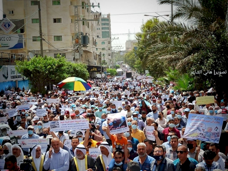 Gazzeliler İşgalci İsrail'in saldırılarını aklamaya çalışan UNRWA yetkilisini protesto ettiler