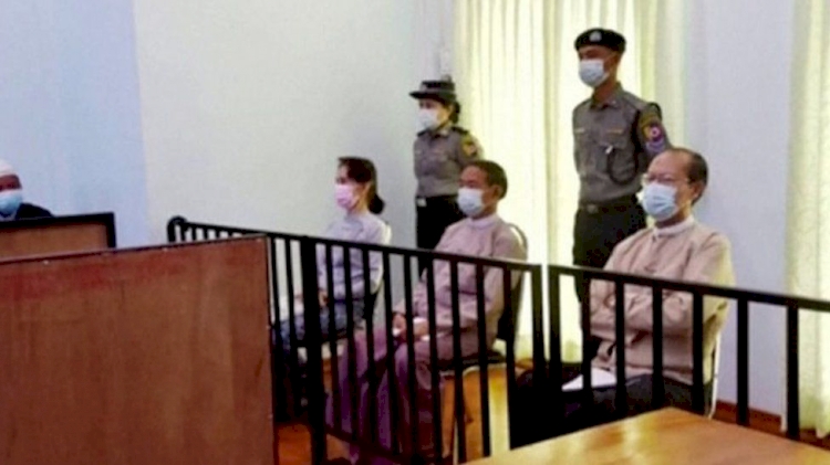 Myanmar'ın devrik lideri Suu Çii askeri mahkemede yargılanmaya başladı