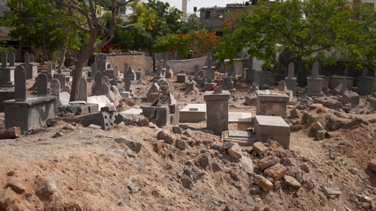 İşgalci İsrail, Gazze'deki mezarlıkları bile bombaladı