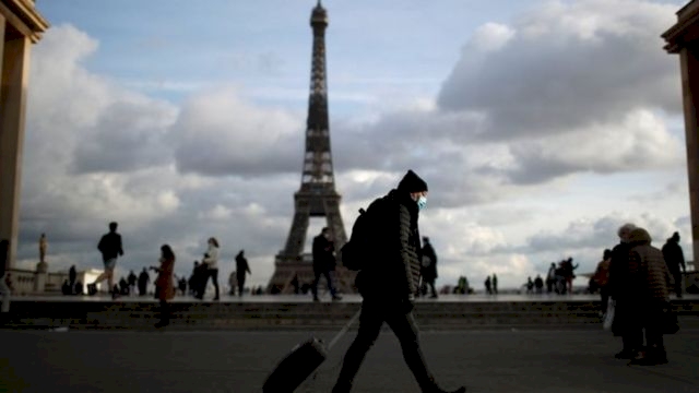 Fransa'da maske zorunluluğu ve gece saatlerindeki sokağa çıkma yasağı kaldırılıyor