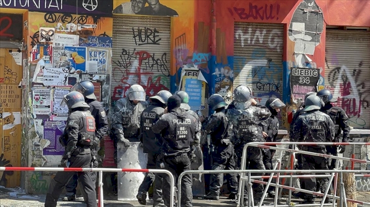 Almanya’da polis aşırı solcu gruplar tarafından işgal edilen binaya zor kullanarak girdi