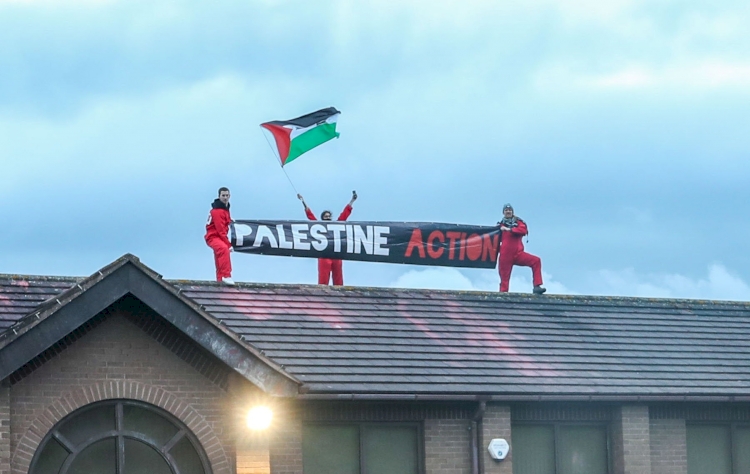 İngiltere: Filistin yanlıları İsrailli savunma şirketine ait silah fabrikasında kontrolü ele geçirdi