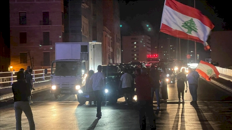 Lübnan'da kötü yaşam koşullarını protesto eden halk ana yolları trafiğe kapadı