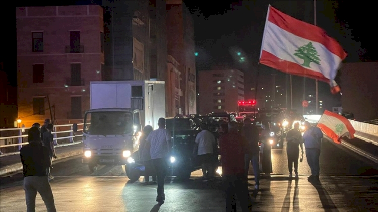 Lübnan'da hayat pahalılığını protesto eden göstericiler pek çok kentte yolları trafiğe kapattı