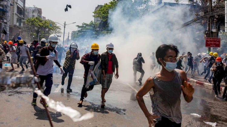 Myanmar'da darbe karşıtlarına saldırı: 25 ölü