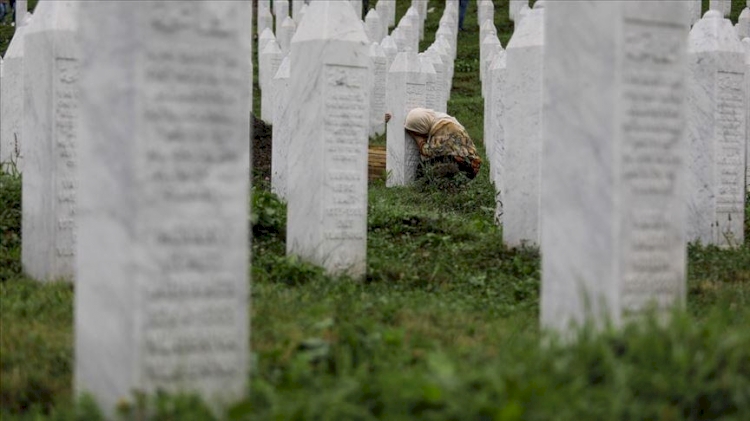 Srebrenitsa'daki soykırımın 16 yaşındaki kurbanı 26 yıl sonra birkaç kemik kalıntısıyla defnedilecek