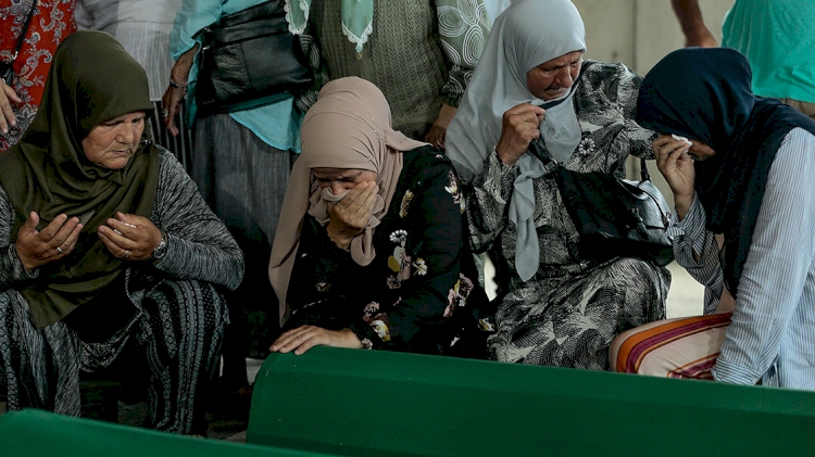 Srebrenitsa: 19 kurbanın tabutları, 26 yıldır bulunmalarını bekleyen sevdiklerinin gözyaşlarıyla ıslandı