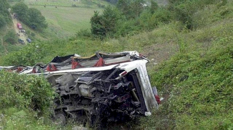 Bolivya'da otobüs uçuruma yuvarlandı: 34 ölü, 10 yaralı