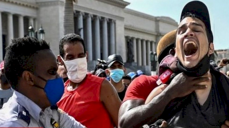Küba'da hükümet karşıtı protestolara katılan onlarca kişi gözaltına alındı