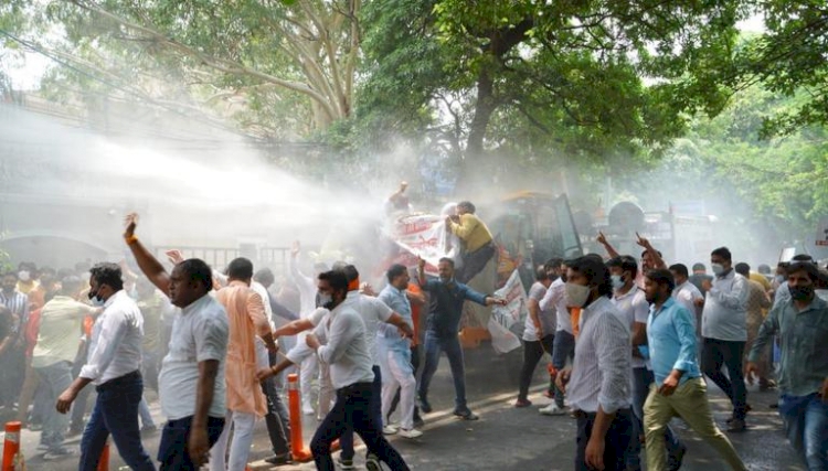 Hindistan polisi su kıtlığını protesto eden halka tazyikli su sıktı