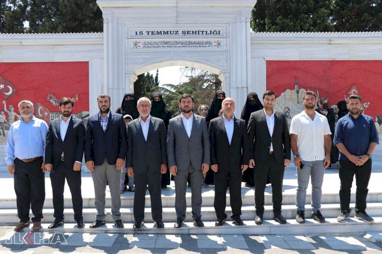 HÜDA PAR İstanbul İl Başkanlığı 15 Temmuz Şehitliğini ziyaret etti
