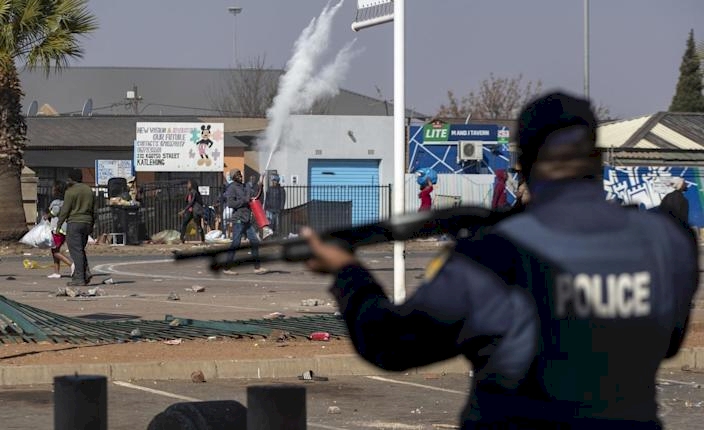 Güney Afrika'da mühimmat deposundan 1,5 milyon mermi yağmalandı