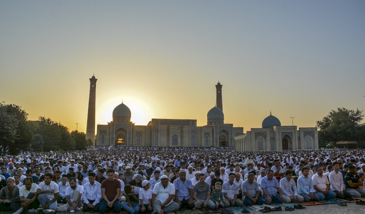 Özbekistan'da camilerde cuma ve bayram namazları kılınmayacak