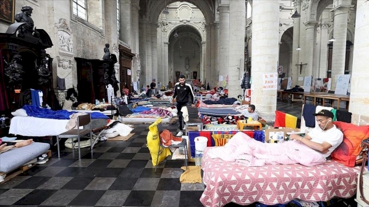 Brüksel'deki 'kağıtsızlar' hükümet ile görüşmeleri sonucunda açlık grevlerini askıya aldı
