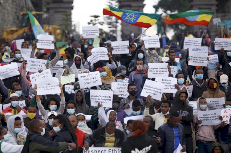 Etiyopya'da on binlerce kişi Tigraylı militanlara karşı gösteri yaptı
