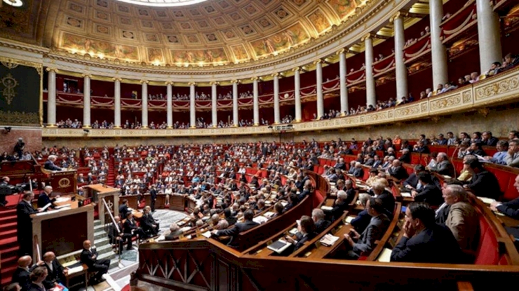 Fransa'da Parlamento, Müslümanları hedef alan yasa tasarısını kabul etti