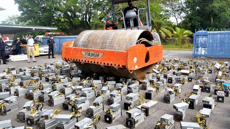 Malezya'da polis Bitcoin madenciliğinde kullanılan cihazları imha etti