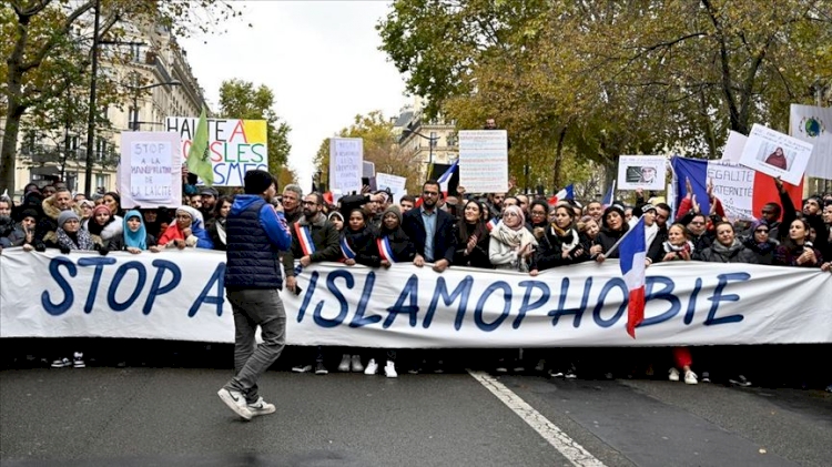 Fransa'da Müslümanları ötekileştiren tartışmalı yasaya tepkiler sürüyor