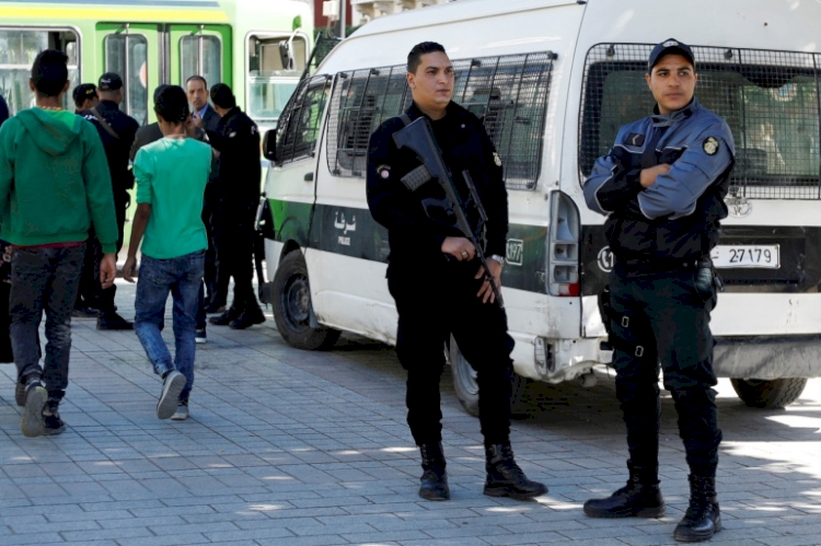 Tunus'ta Al Jazeera ofisini basan güvenlik güçleri, tüm gazetecileri sınır dışı etti
