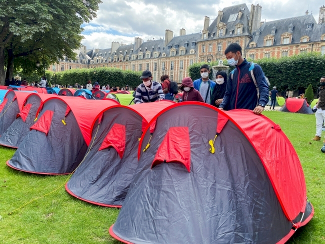 400 evsiz Paris'te çadır kurdu