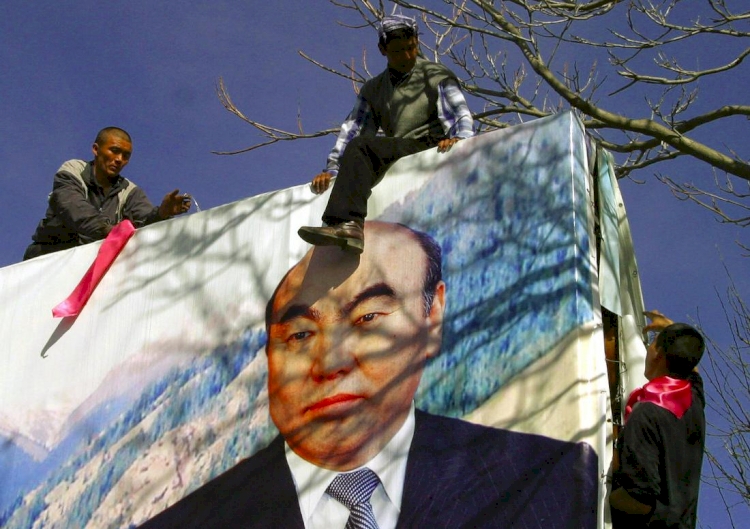 Rusya'ya sığınan Kırgızistan'ın kurucu Cumhurbaşkanı Askar Akayev, 16 yıl sonra ülkesine getirildi