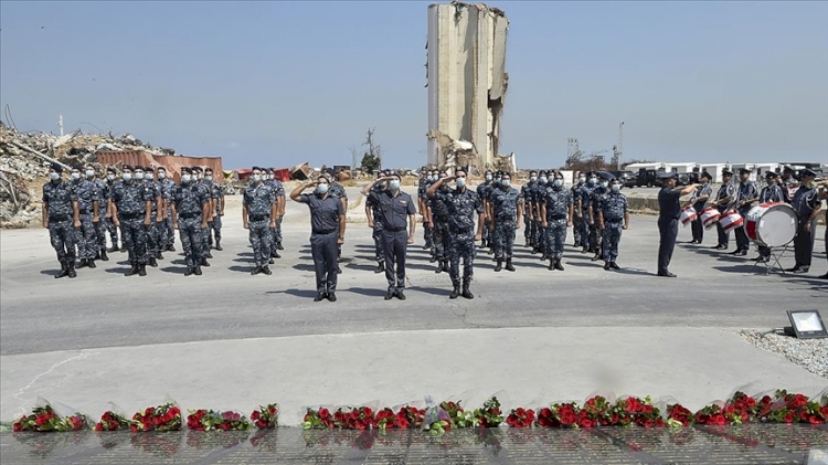 Lübnanlılar birinci yılında Beyrut Limanı'ndaki patlamanın kurbanlarını anıyor