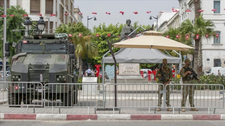 Tunus sokağında Cumhurbaşkanı Said'in kararlarına destek olan da var itiraz eden de