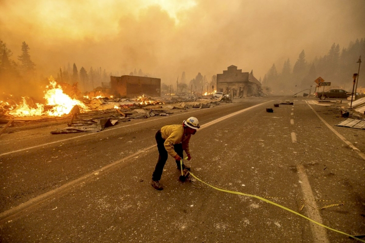 Dixie yangını California’yı küle çeviriyor