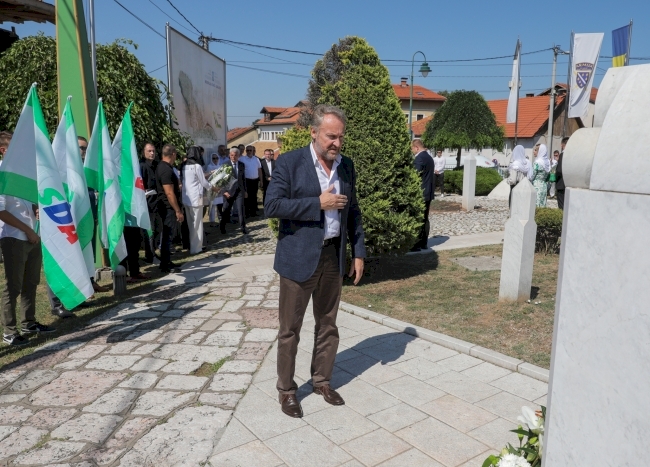 Aliya İzetbegoviç doğumunun 96'ncı yılında kabri başında anıldı