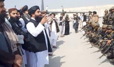 Taliban Kabil Havalimanı'na girerek 'zafer' pozu verdi