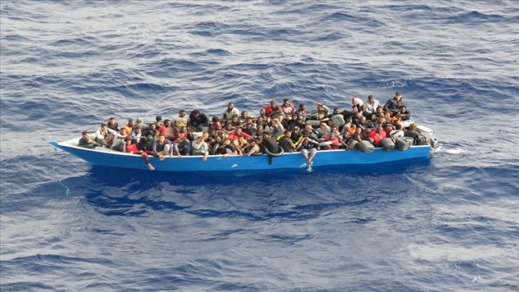 Tunus açıklarında 95 düzensiz göçmen kurtarıldı