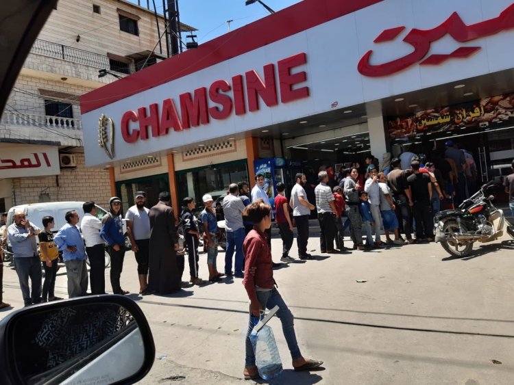Lübnan'da halkın haftalardır süren benzin kuyrukları çilesine şimdi de ekmek kuyrukları eklendi