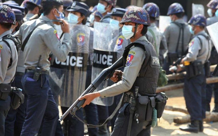 Myanmar'da maskeli eylemciler 5 polisi öldürdü
