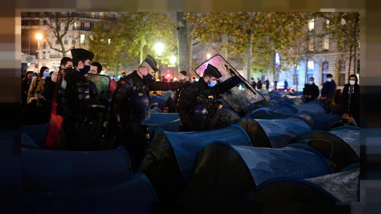 Fransa'da Afgan mülteciler polis zoruyla Paris'ten çıkarıldı
