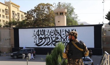 Kabil’de ABD büyükelçiliğinin duvarına Taliban'ında bayrağı olan Kelime-i Tevhid yazıldı