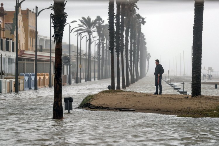 Fırtına ve şiddetli yağış İspanya’yı vurdu