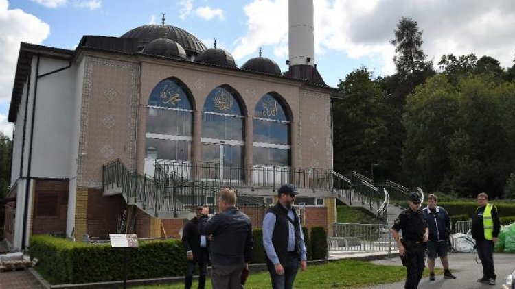 Danimarkalı İslam düşmanı siyasetçi Paludan'dan cami önünde provokasyon