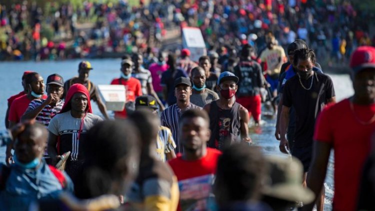 Teksas'ta binlerce Haitili göçmen sınırı geçerek ABD'ye girdi